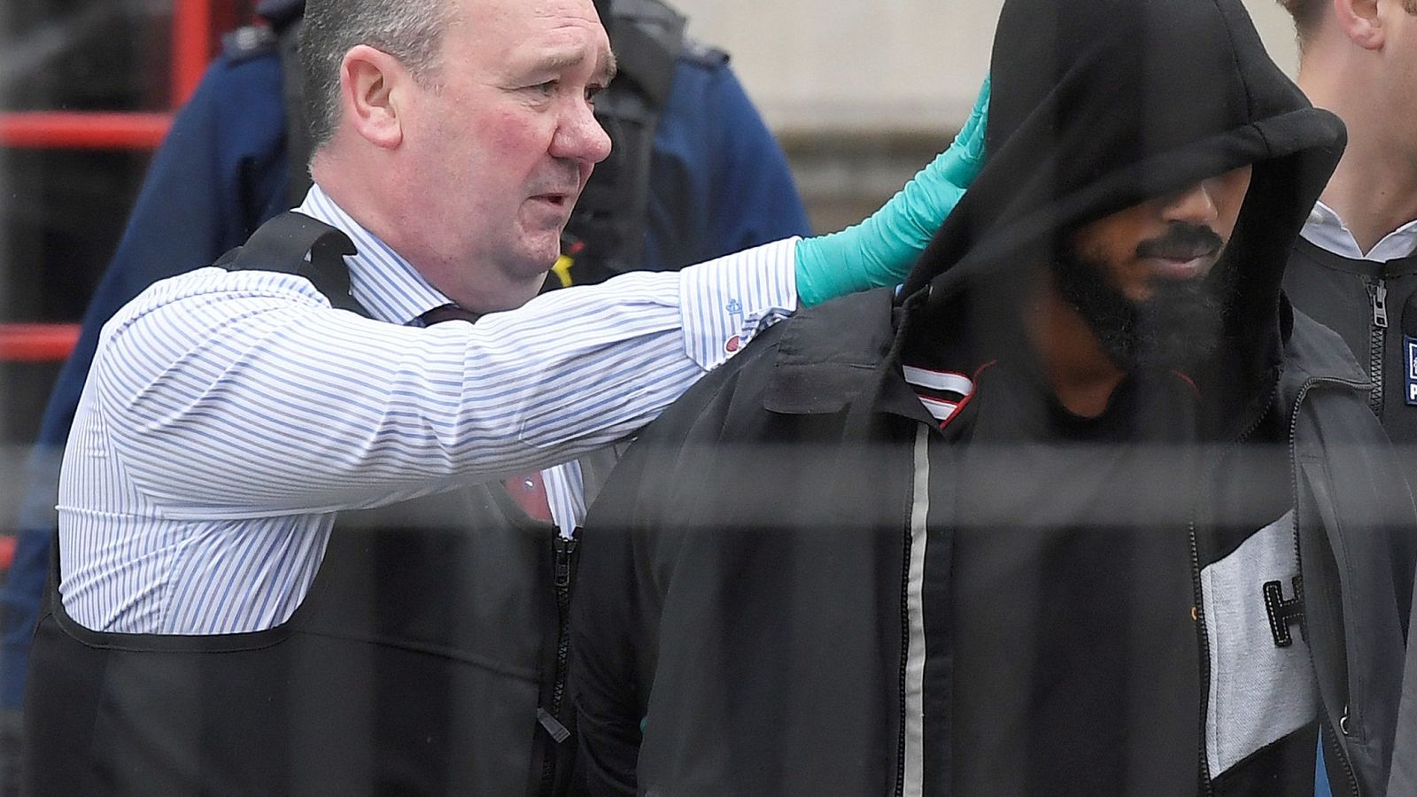 Foto: El detenido en Whitehall, custodiado por la policía. (Reuters)