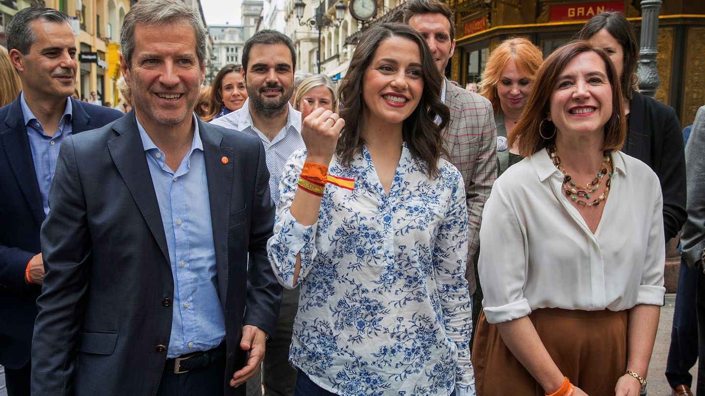 La portavoz de Cs, Inés Arrimadas (c), y el candidato a la presidencia de Aragón, Daniel Pérez Calvo. (EFE)