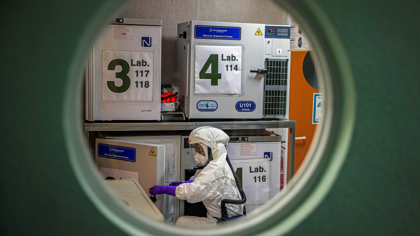 Un trabajador, en el laboratorio de alta seguridad en el Centro Nacional de Biotecnología de Madrid. Este centro colaborará 'estrechamente' con el hospital estadounidense Mount Sinai de Nueva York para la consecución de una vacuna contra el coronavirus. (EFE)
