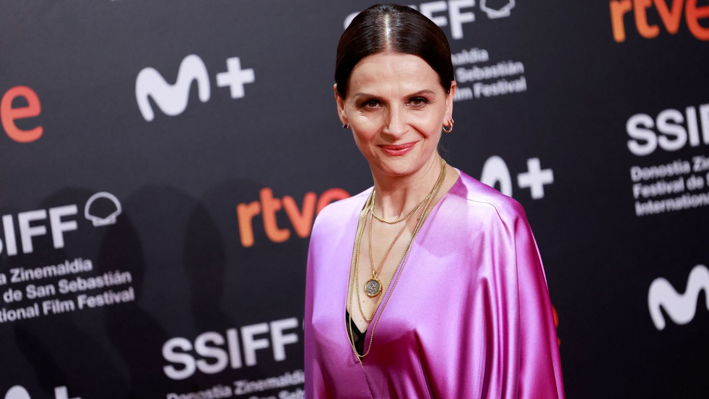 La actriz francesa Juliette Binoche recibe su galardón en el Festival de Cine de San Sebastián. (Reuters/Vincent West)