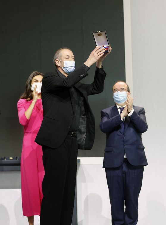 Marc Donés recoge la medalla de oro al mérito en las Bellas Artes en presencia de la reina Letizia y de Miquel Iceta. (EFE)
