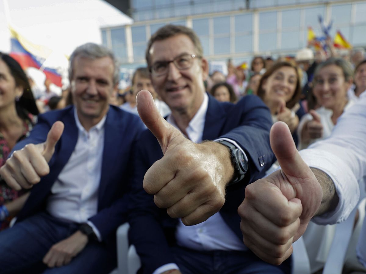 Foto: El líder del PP, Alberto Núñez Feijóo, junto al candidato del partido a la Xunta, Alfonso Rueda. (EFE/Cabalar)