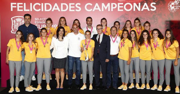Foto: Rienda y Rubiales, junto al ministro José Guirao y las chicas de la selección sun 19 de fútbol. (Sefutbol)