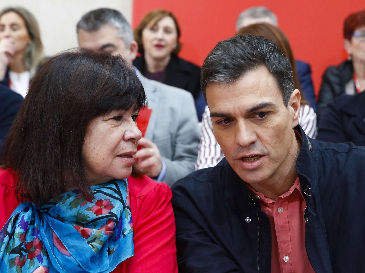 Sánchez charla con la presidenta del PSOE, Cristina Narbona, este 17 de febrero. (EFE)