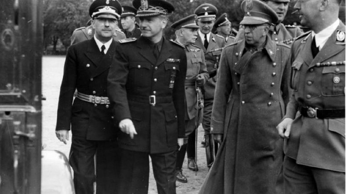 Serrano Suñer en el centro con Heinrich Himmler, en primer plano a la izquierda.