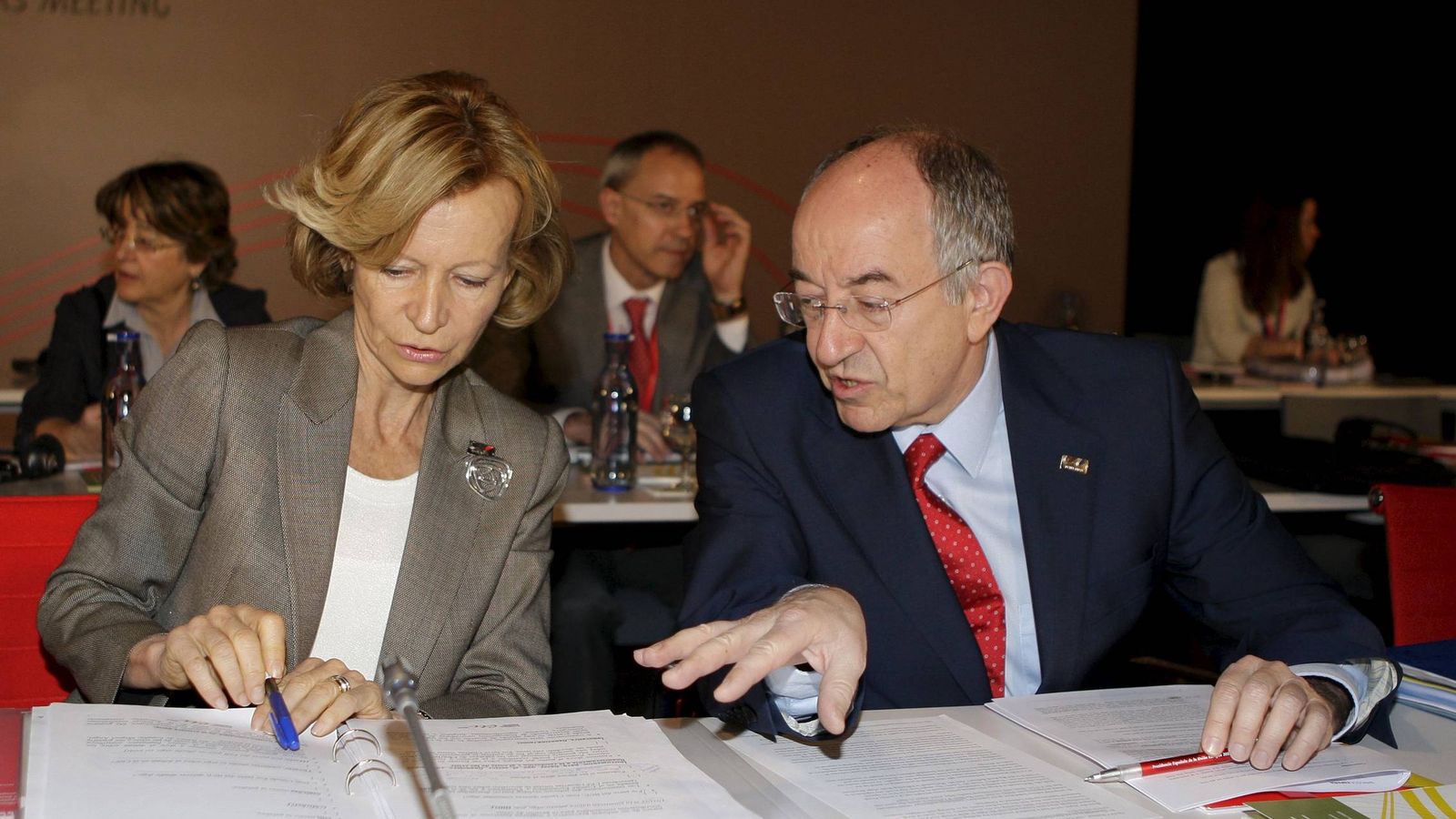Foto: La ministra de Economía en 2010, Elena Salgado, junto al entonces gobernador del Banco de España, Miguel Ángel Fernández Ordóñez. (EFE)