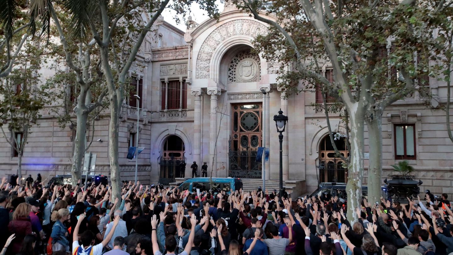 Centenares de personas se concentran ante el Tribuna Superior de Justicia de Cataluña. (EFE)