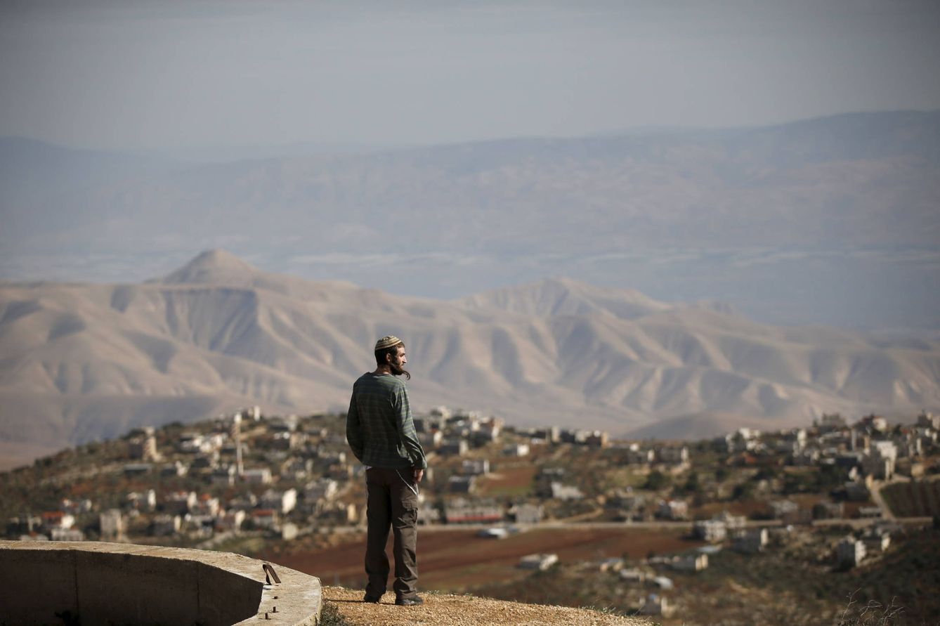 Rafael Morris, un colono, observa los alrededores desde el asentamiento no autorizado de Yishuv Hadaat, Cisjordania. (Reuters)