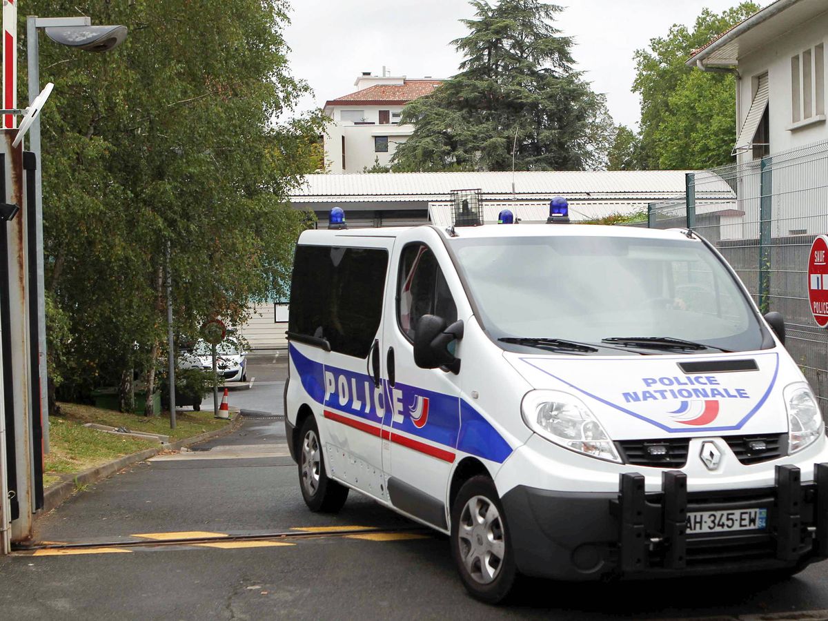 Mueren dos agentes franceses en la huida de un detenido de un furgón penitenciario
