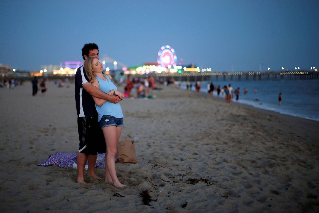 Foto: Dos jóvenes estudiantes californianos disfrutan del ocaso en Santa Mónica, California (Reuters).