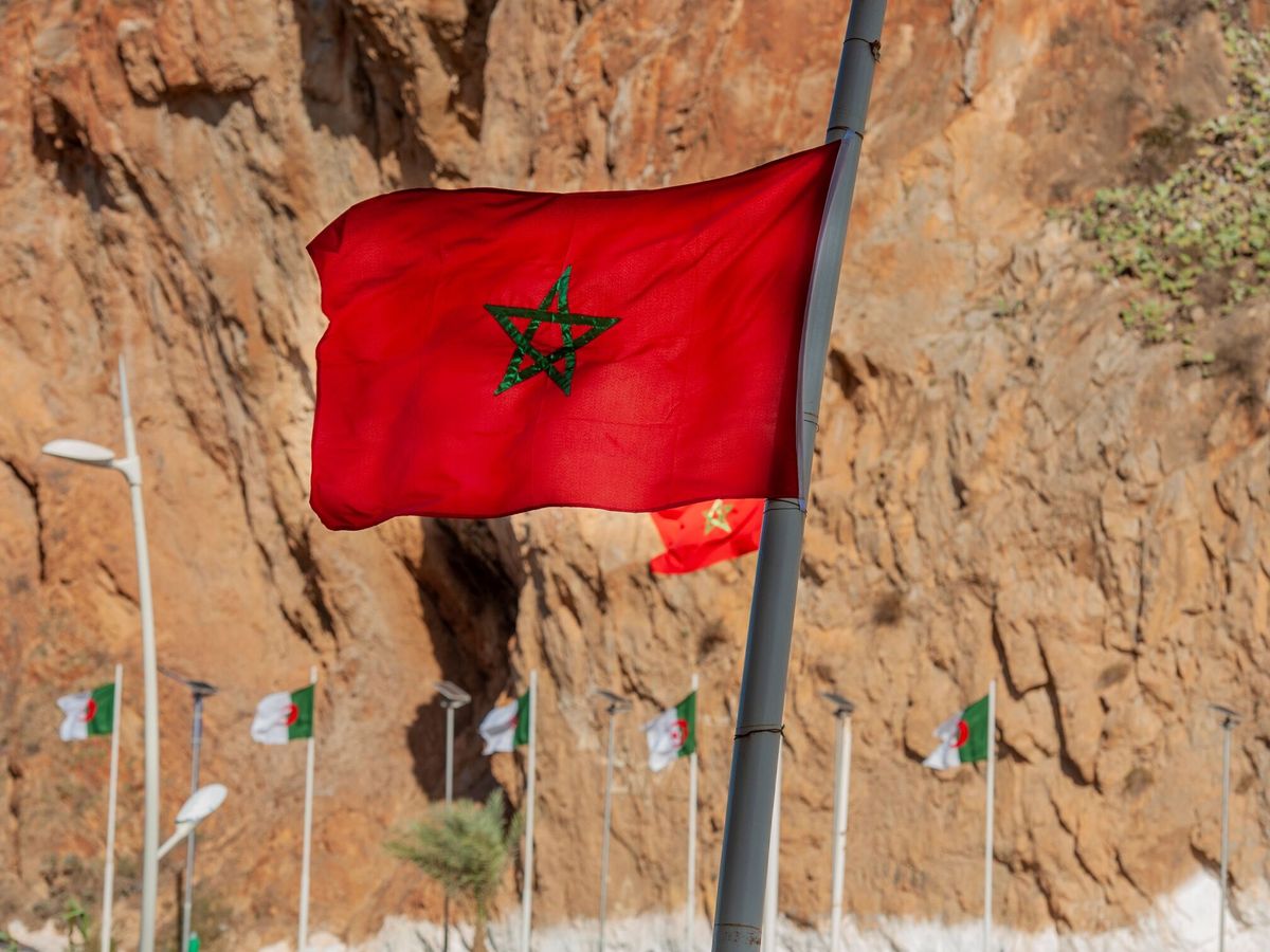 Foto: La bandera de Marruecos, cerca de la frontera con Argelia. (EFE/Jalal Morchidi)