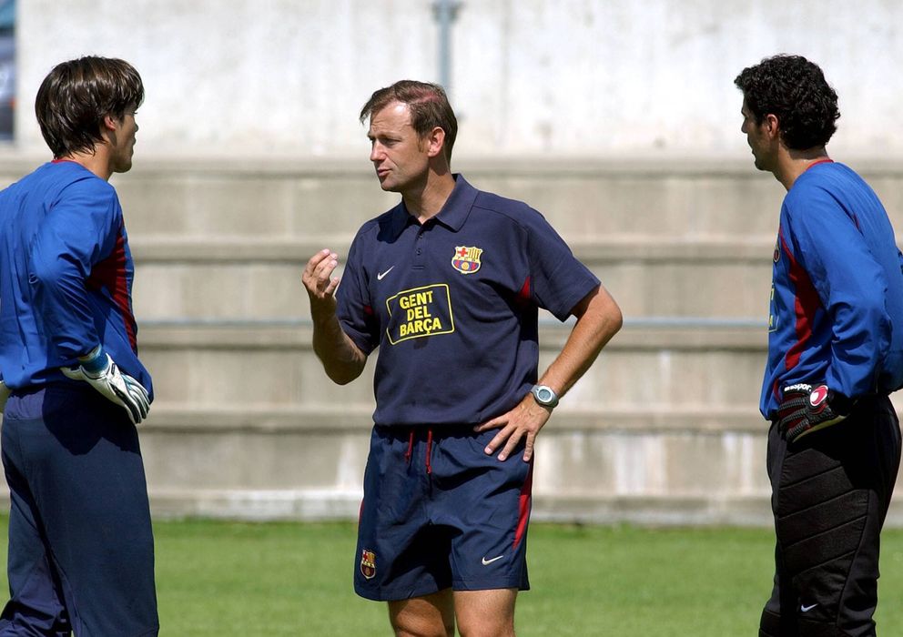 Foto: Frans Hoek (centro), es el entrenador de porteros de Louis van Gaal allá donde va. En la imagen, dialoga con Valdés (izq.) en el año 2002 (Imago)
