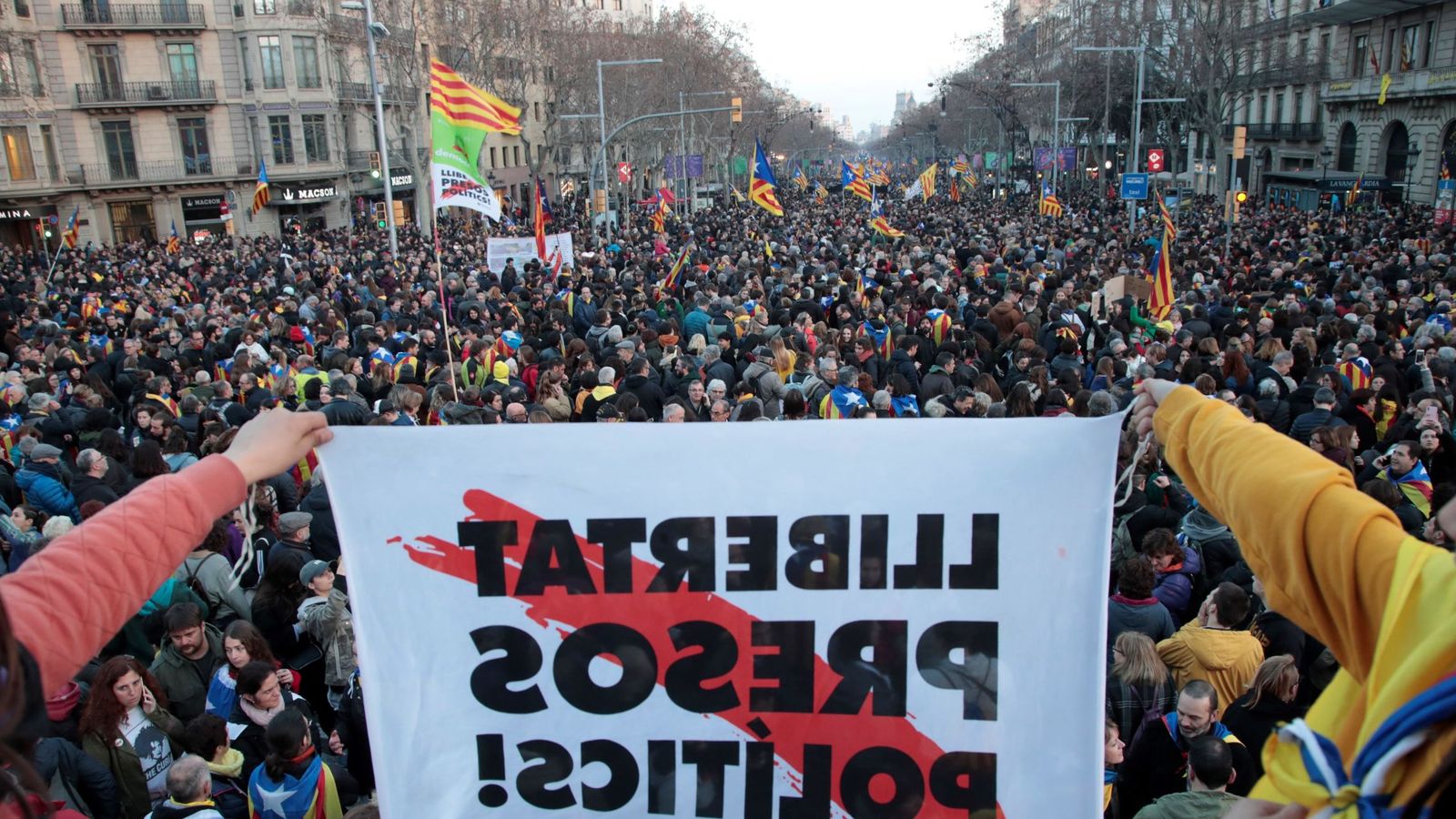 Foto: Foto de archivo de una jornada de huelga en Cataluña en febrero. (EFE)