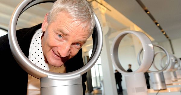Foto: El diseñador e ingeniero británico James Dyson se asoma a través de un ventilador sin aspas en Hamburgo, Alemania, en 2010. (EFE)