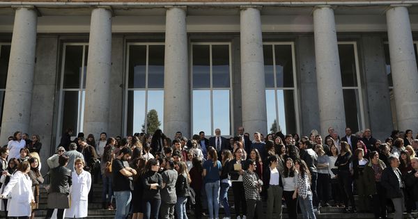 Foto: Varios estudiantes frente a la Facultad de Medicina de la Universidad Complutense. (EFE)