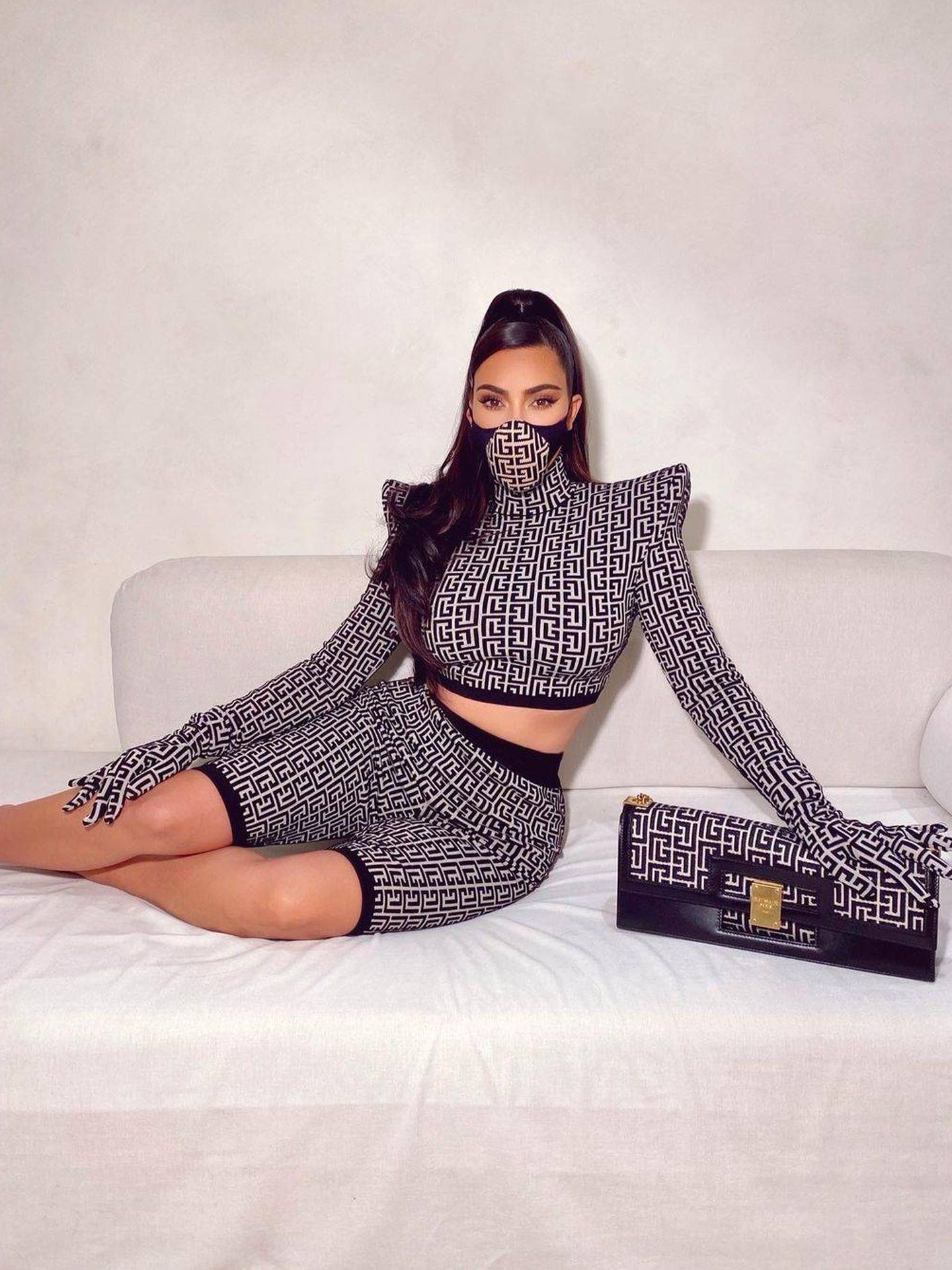Kim Kardashian, con el look de Balmain. (Instagram @kimkardashian)
