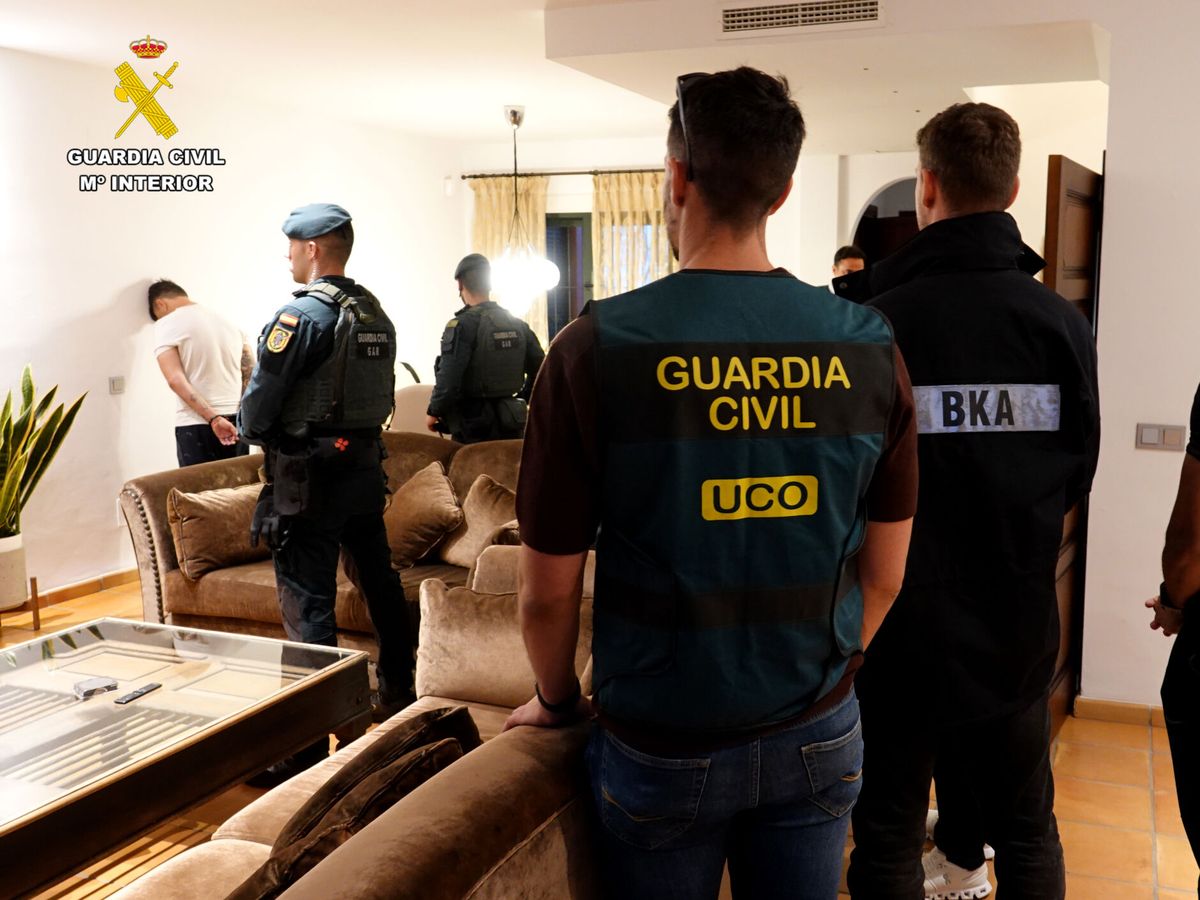 Foto: La Guardia Civil durante la detención. (EFE/Guardia Civil)