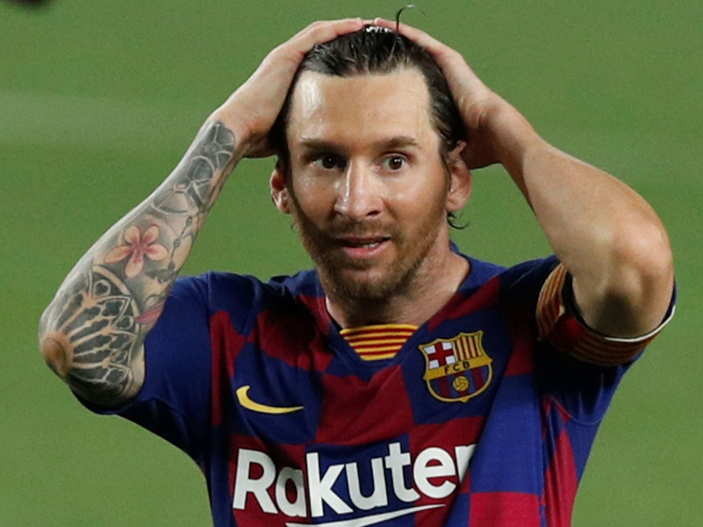 Leo Messi se lleva las manos a la cabeza en el partido contra el Sevilla. (Efe)