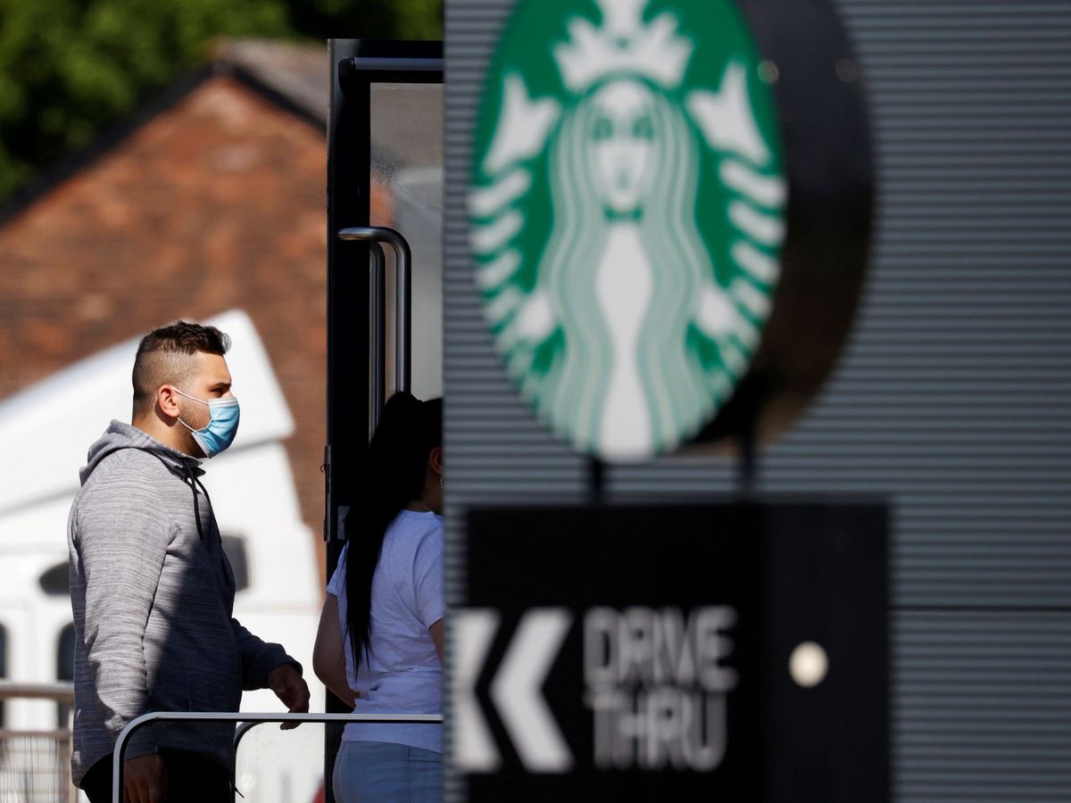 Foto: UN hombre accede a un Starbucks. (Reuters)