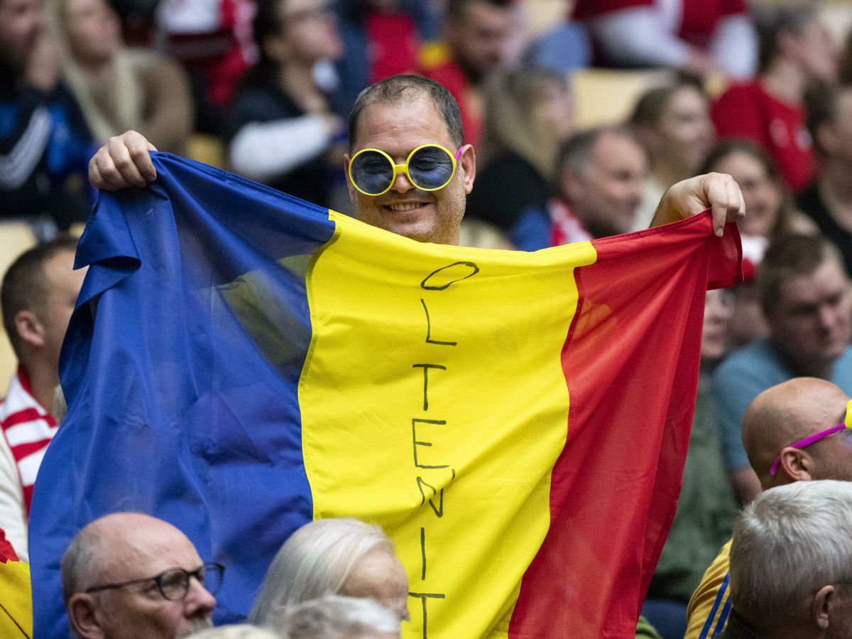 Foto: Un hombre exhibe una bandera de Rumanía en un estadio. (EFE/Bo Amstrup)
