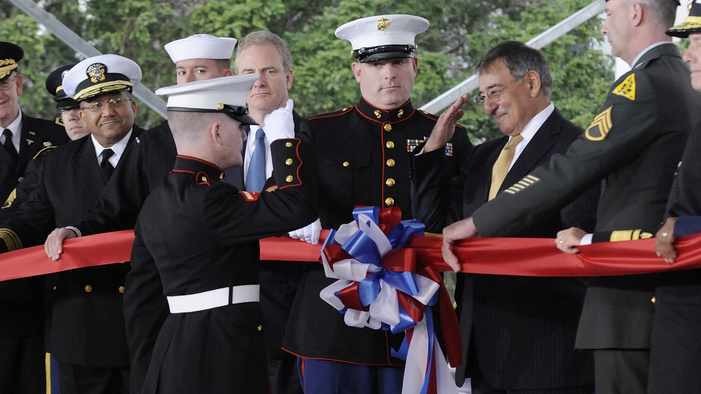 Kyle Carpenter saluda a Leon Panetta en una ceremonia militar en 2011 (Reuters)