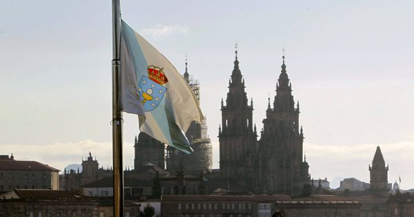 Foto: La bandera de Galicia ondea frente al Monte Pío en Santiago de Compostela (EFE)