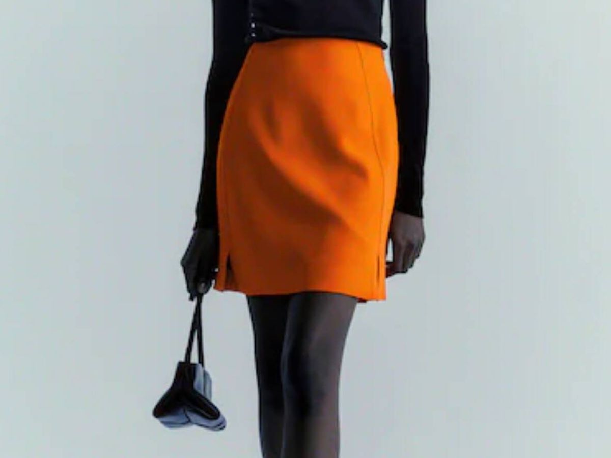 Foto: Súmate al color de moda con este minifalda de Massimo Dutti. (Cortesía)