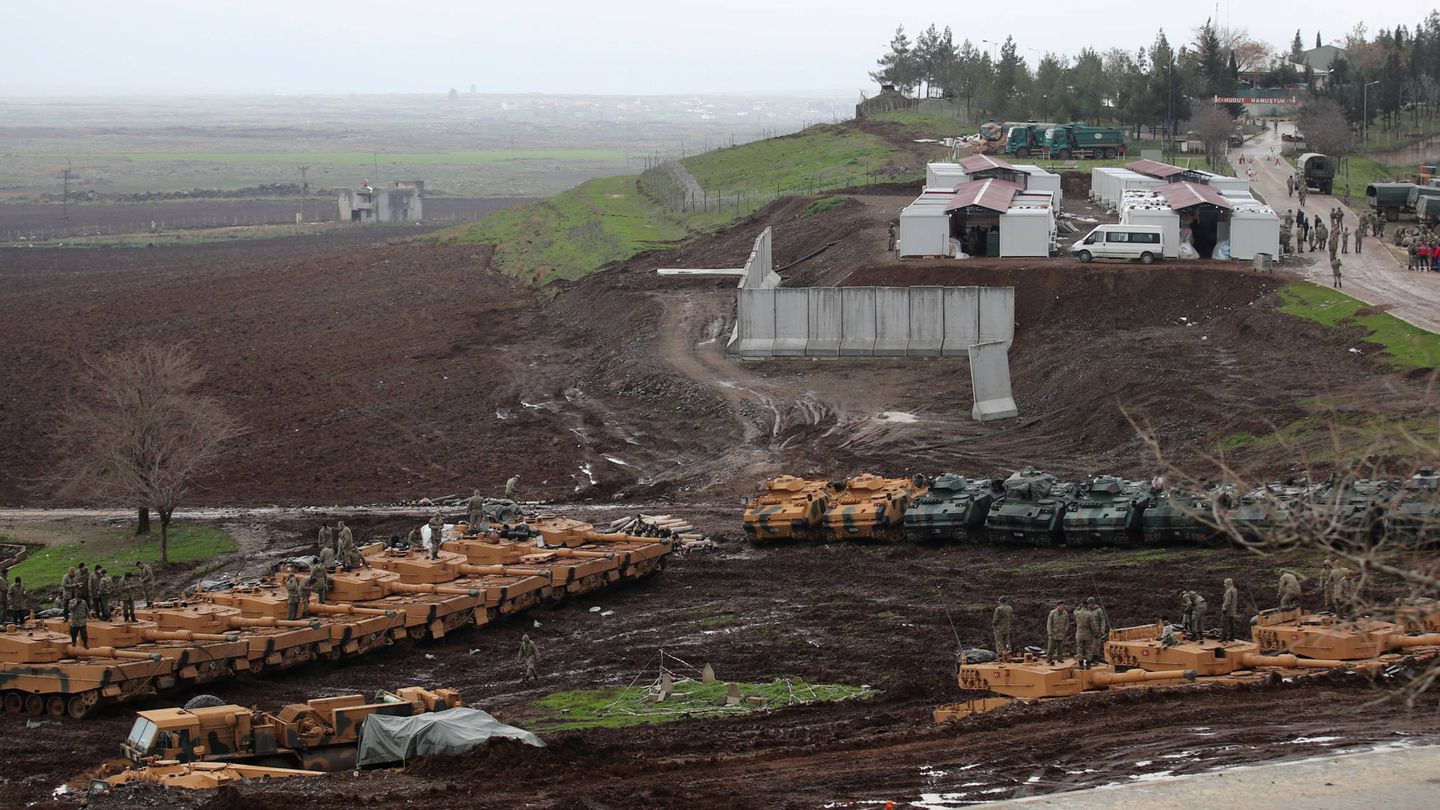 Tanques turcos y blindados de transporte de tropas cerca de la frontera turco-siria, en la provincia de Hatay. (Reuters)