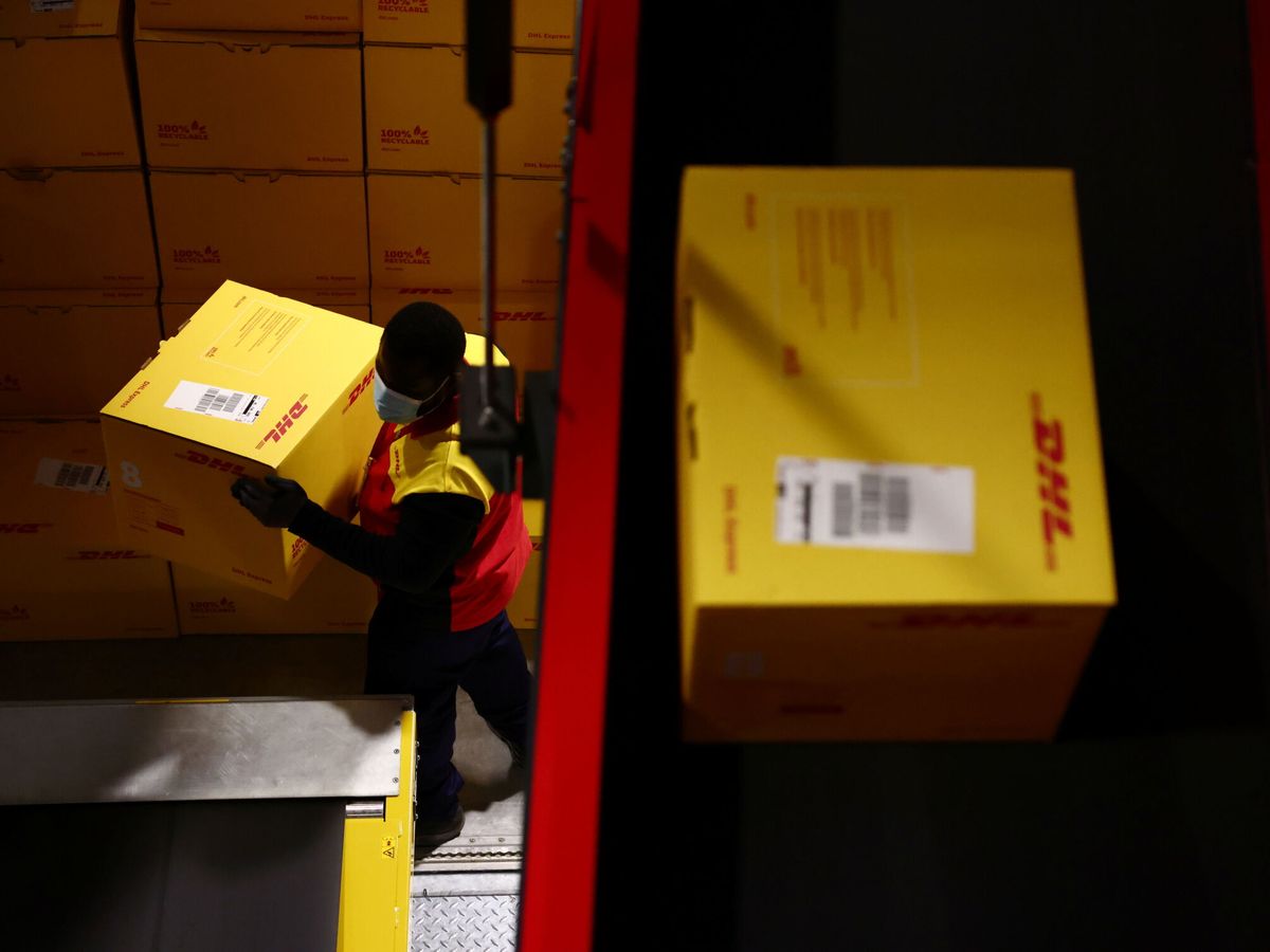 Foto: Un empleado de DHL, la empresa más suplantada del mundo, transporta un paquete. (Reuters/Sarah Meyssonnier)