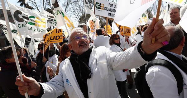 Foto: Manifestación convocada por el colectivo médico a las puertas del Ministerio de Sanidad. (EFE) 