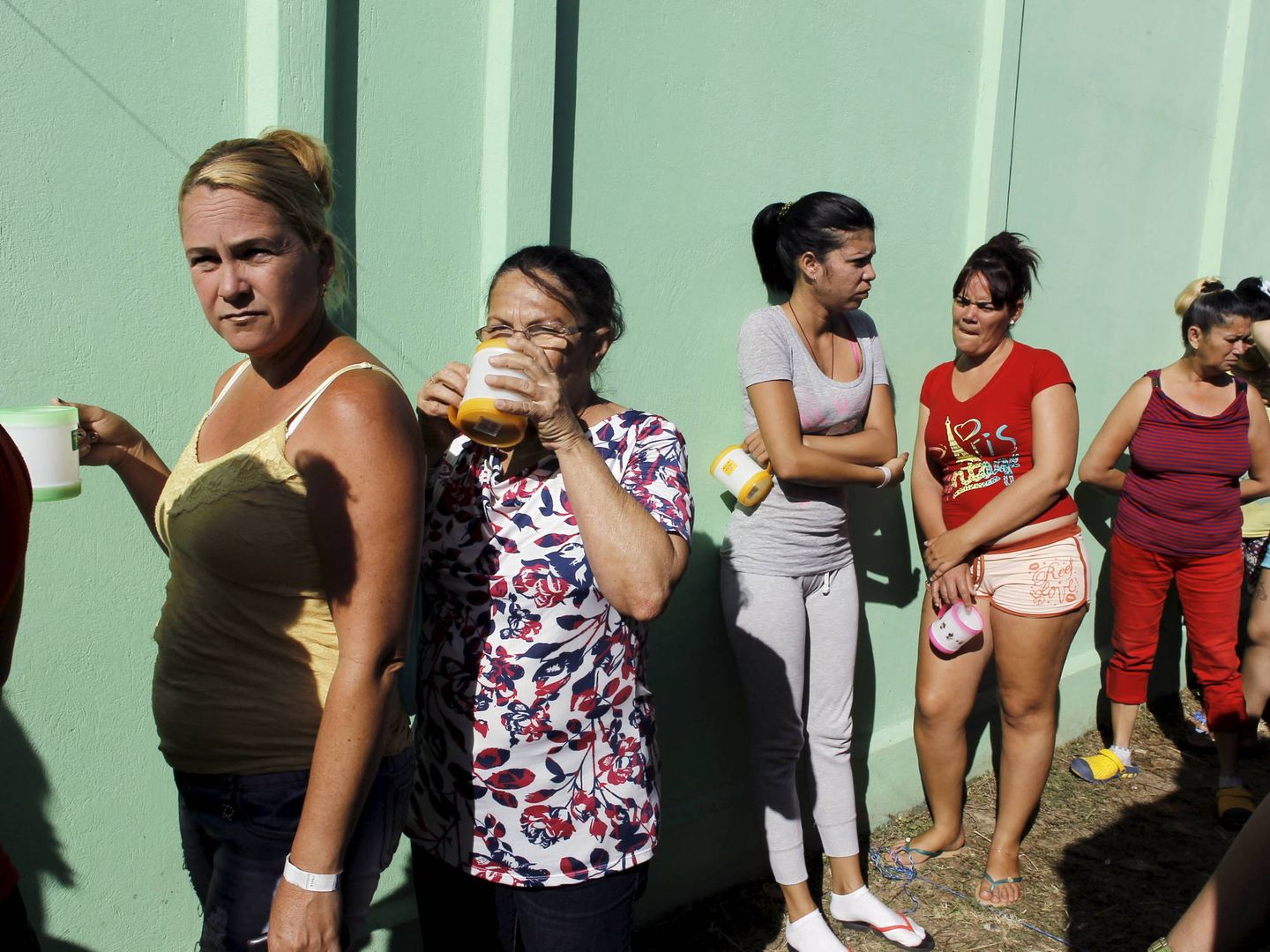 Migrantes cubanos hacen cola para desayunar en un centro en La Cruz, Costa Rica, en noviembre de 2015. (Reuters)