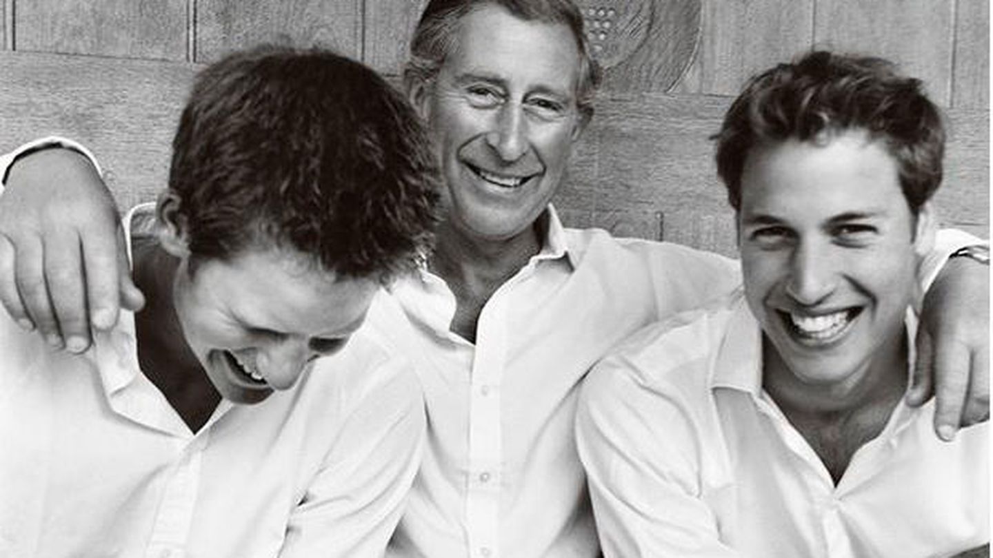 El príncipe Carlos y sus hijos, los príncipes Harry y Guillermo, retratados por Mario Testino (Instagram)