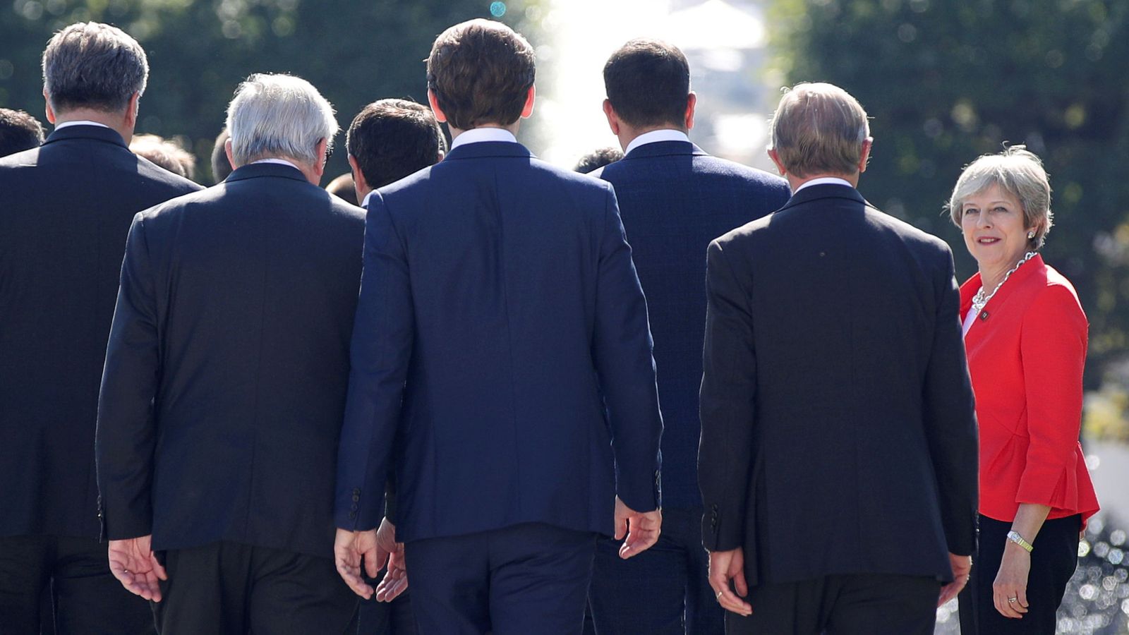 Foto: Theresa May, frente a sus socios europeos, en la cumbre de Salzburgo (REUTERS)