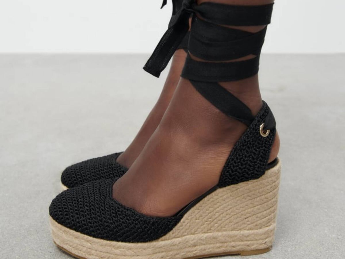 Foto: Las nuevas sandalias de cuña de Zara. (Cortesía)