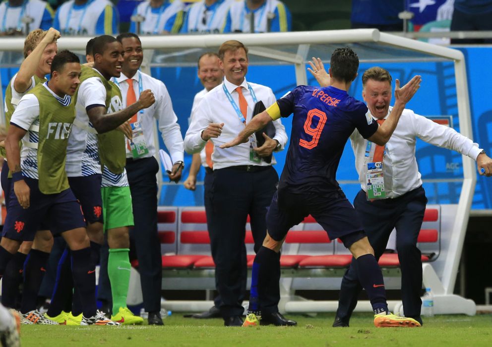 Foto: Van Persie celebra con Van Gaal el gol ante España. 