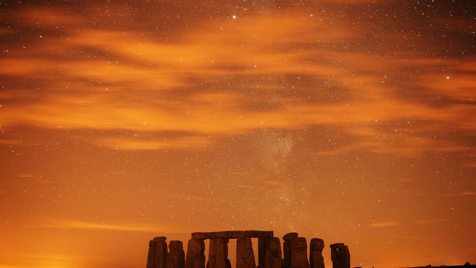 Foto: Una vista general de Stonehenge durante una lluvia de estrellas en la llanura de Salisbury, al sur de Inglaterra