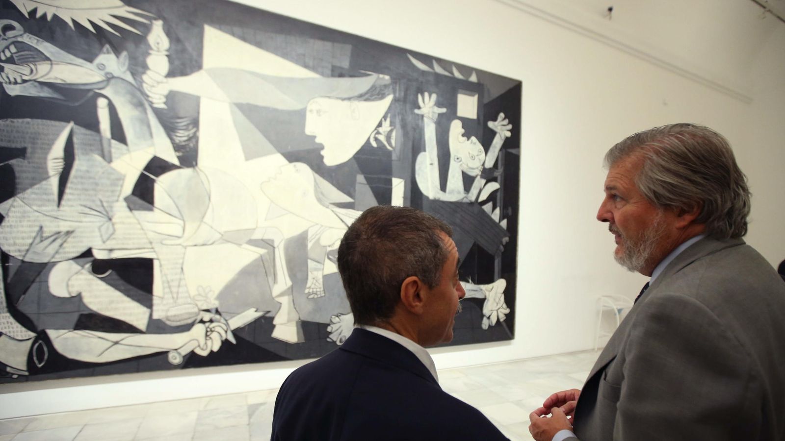 Foto: El ministro Iñigo Méndez de Vigo y el director del museo, Manuel Borja-Villel, en una visita en septiembre (Efe)