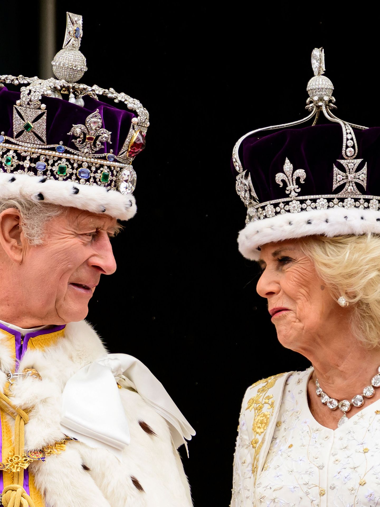 El rey Carlos III y la reina Camila, durante la coronación celebrada en mayo. (Reuters/Pool/Leon Neal)