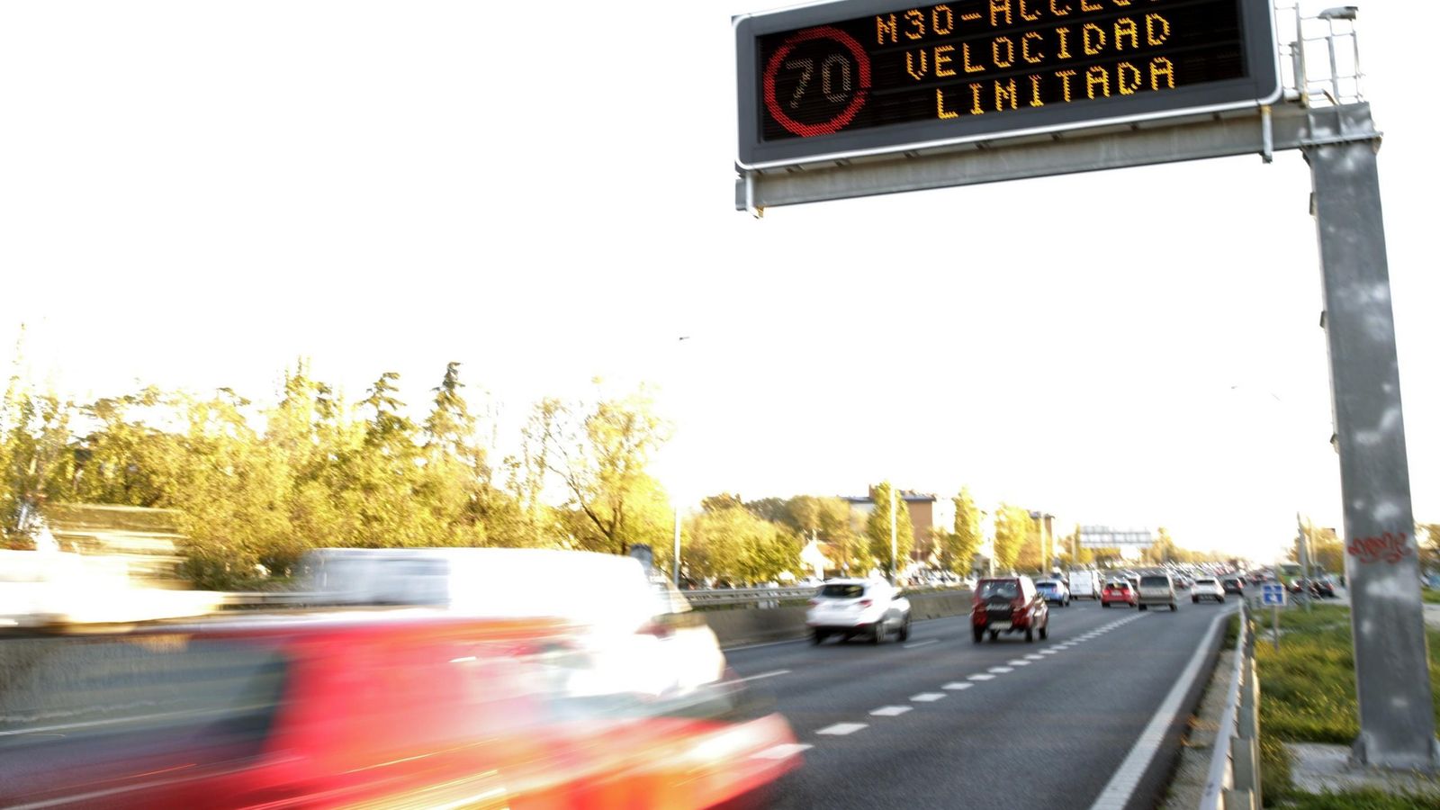 Foto: Primeras limitaciones de tráfico en Madrid. EFE/Zipi