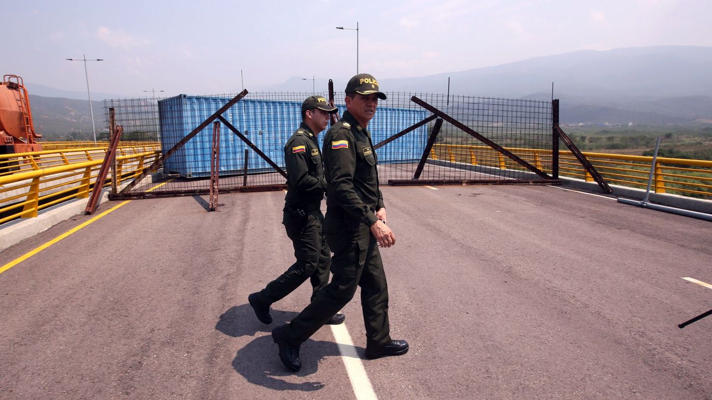 Policías colombianos patrullan un puente fronterizo en Cúcuta, bloqueado por las autoridades venezolanas para impedir la entrada de la ayuda solicitada por el líder opositor Juan Guaidó. (Reuters)