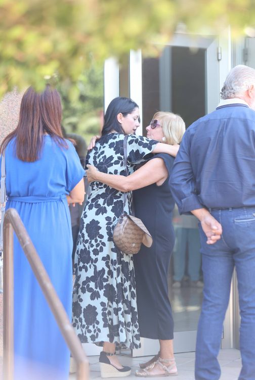 Inés Arrimadas abraza a la madre de Albert Rivera en el tanatorio. (EFE)