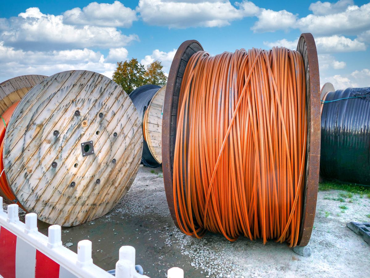 Foto: Tambores de cable para tendido de cables de fibra óptica de internet en zonas residenciales. (iStock)