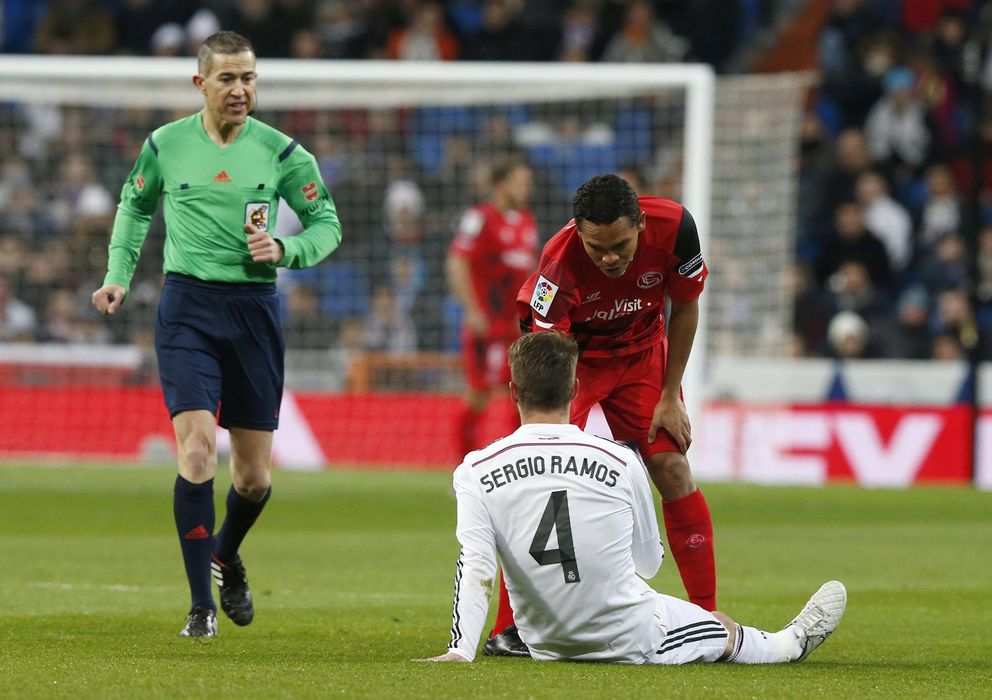 Foto: Sergio Ramos cuando cayó lesionado ante el Sevilla.
