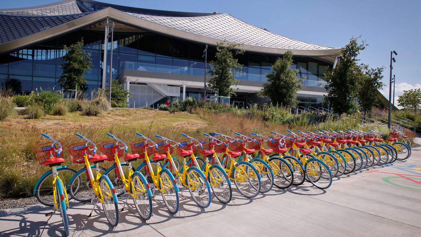 Bicis en la sede de Google, en Mountain View (California). (Reuters)