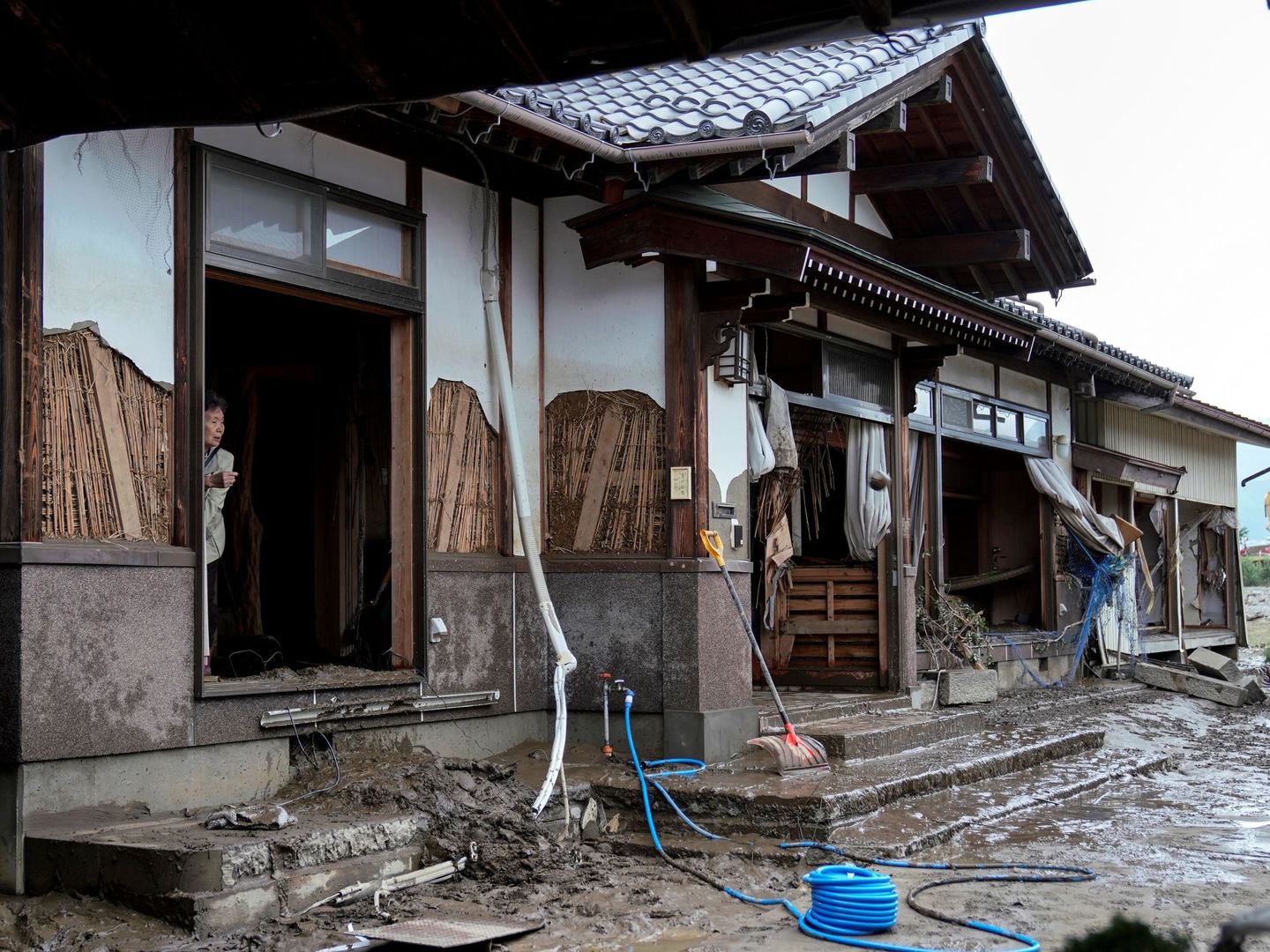 Una mujer en el interior de su casa, destrozada por el tifón, en Nagano, Japón. (EFE)