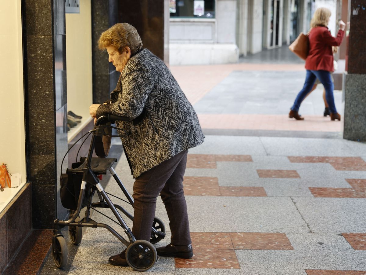 Foto: Una pensionista observa un escaparate en una fotografía de archivo. (EFE/Luis Tejido)