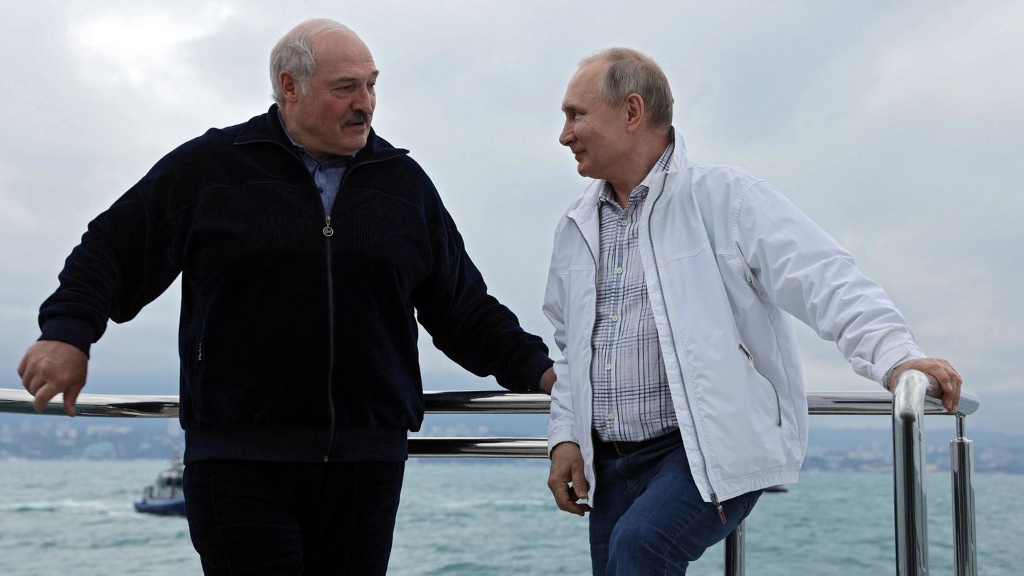 El presidente bielorruso, Aleksandr Lukashenko, junto a su par ruso, Vladímir Putin, durante una reunión reciente. (EFE)