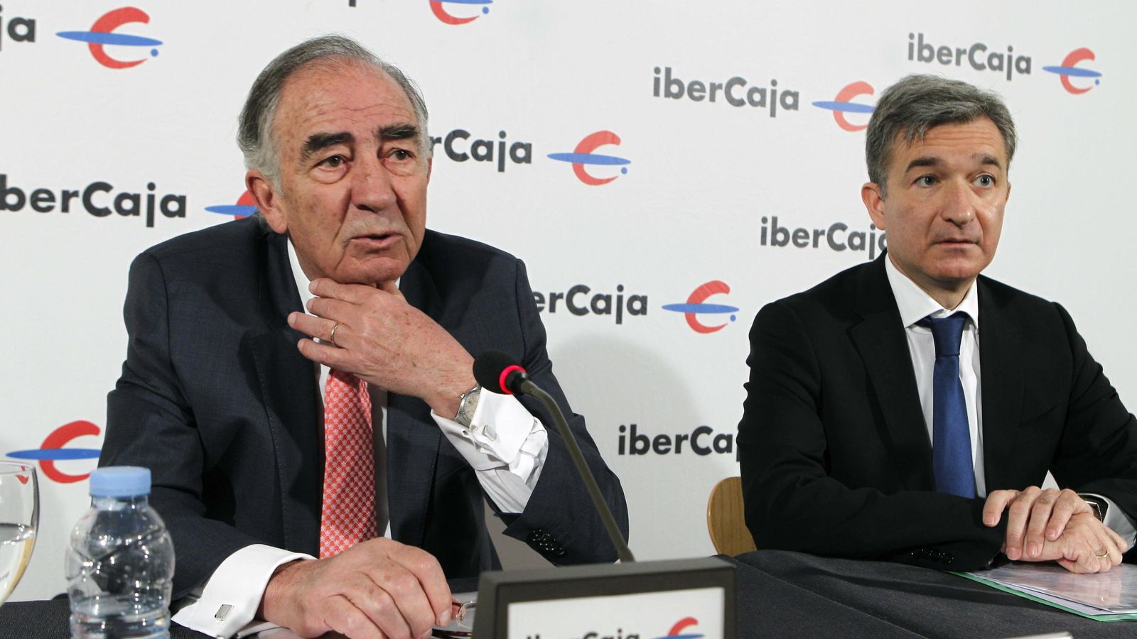 Foto: Amado Franco (i), presidente de Ibercaja, junto a Víctor Iglesias, consejero delegado de la entidad (EFE)