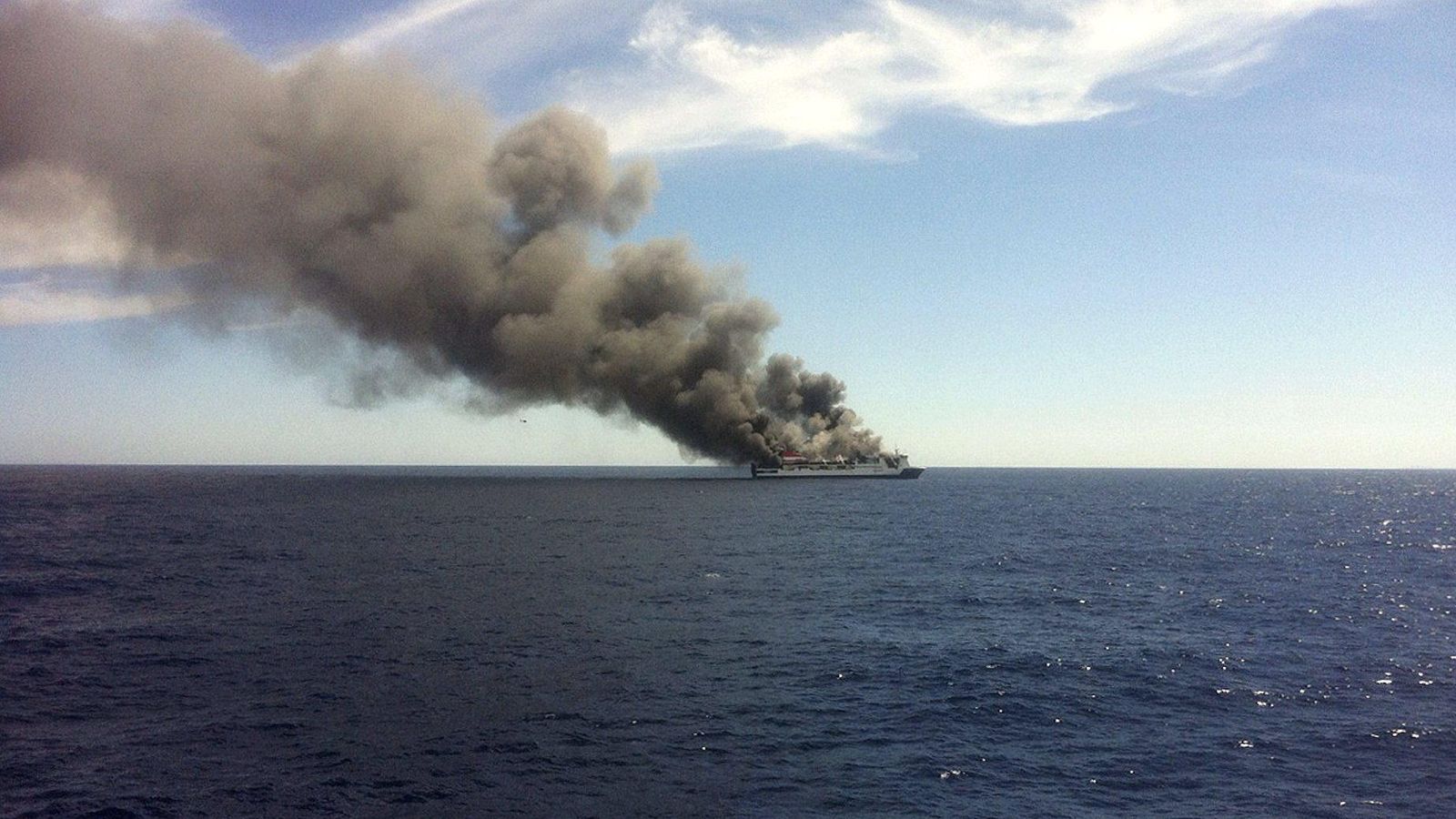 Foto: Fotografía facilitada por un viajero evacuado que muestra el incendio de un ferry de la compañía Acciona Trasmediterránea (EFE)