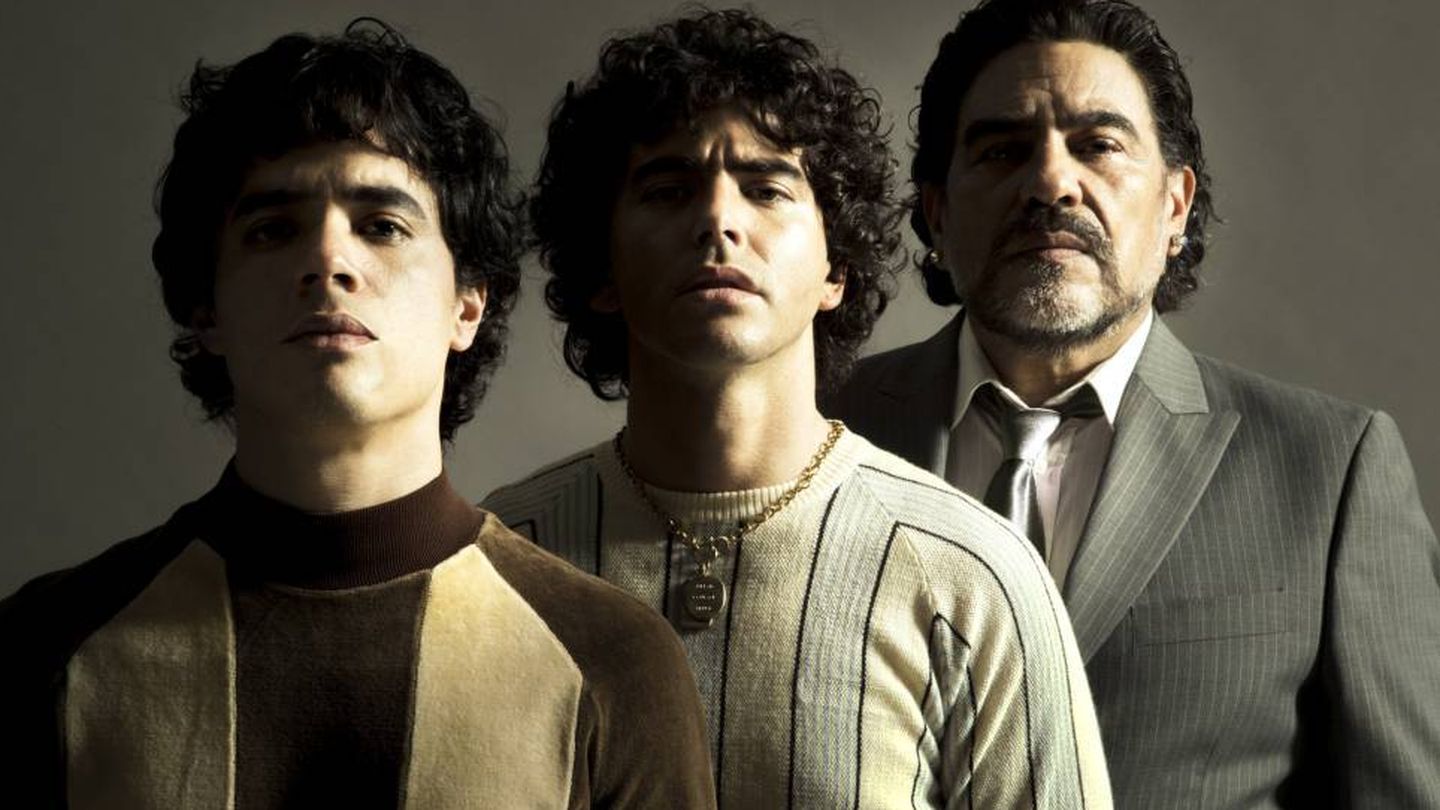 Imagen promocional de la serie de Amazon con los tres intérpretes que darán vida al astro argentino.